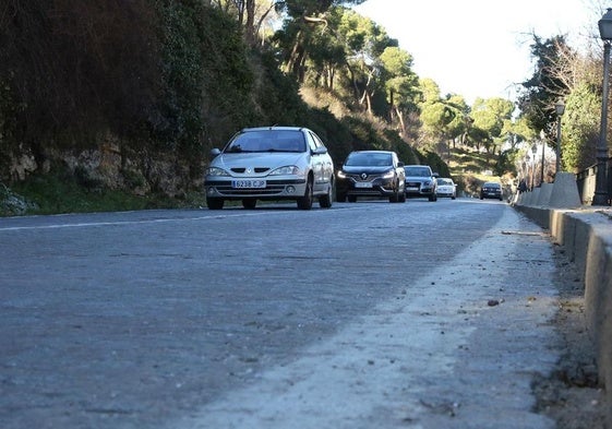 Varios coches circulan por la Cuesta de los Hoyos, en Segovia.