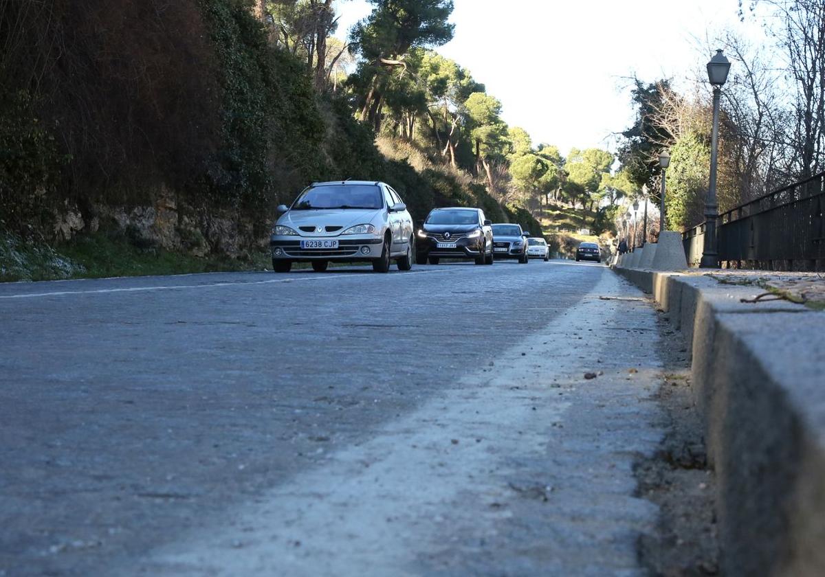 Varios coches circulan por la Cuesta de los Hoyos, en Segovia.