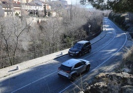 Vehículos circulan por la Cuesta de los Hoyos en Segovia.