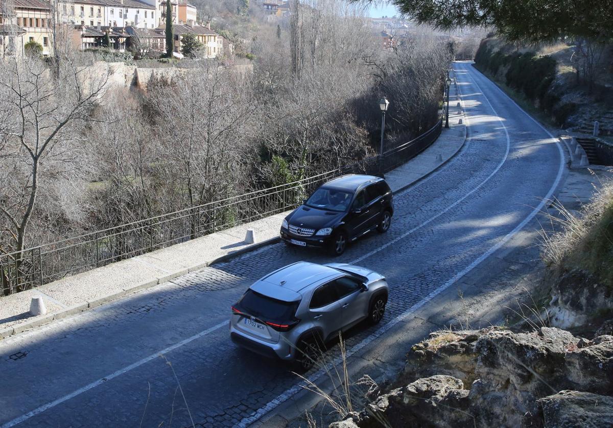 Una de las vías que bordea el casco antiguo invertirá 775.000 euros en cambiar el adoquín por asfalto