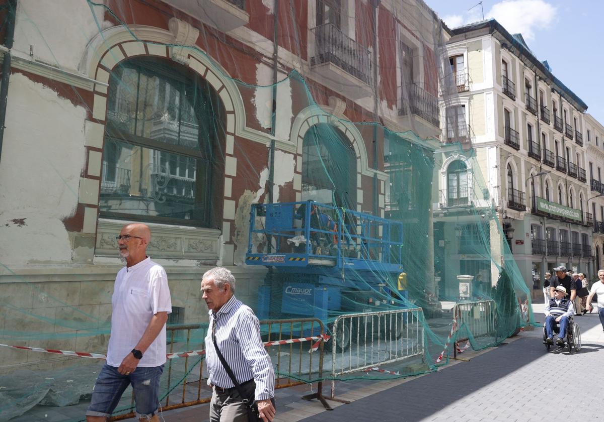 La restauración de la fachada del Casino saca a la luz un mural de Franco