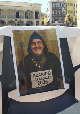 Imagen - Foto del alcalde de Zamora, que los bomberos y los policías han colocado por detrás de la pancarta principal.