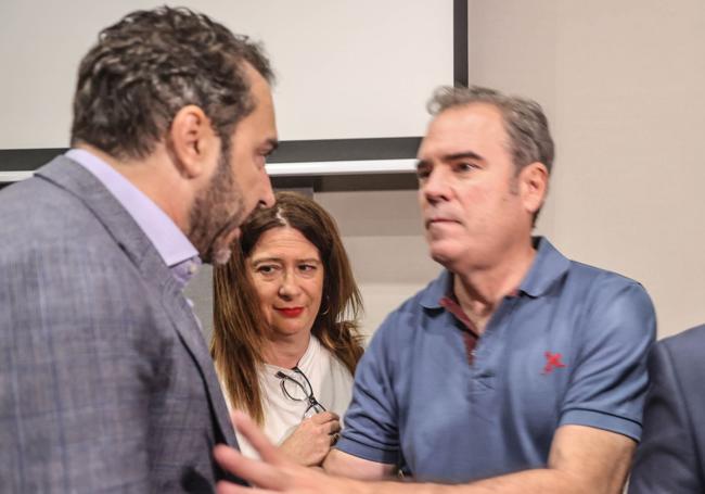 Leire Díez, entre Aldama (investigado en el caso Koldo y Ábalos) y el empresario Pérez Dolset, tras la tumultuosa rueda de prensa que dio la que fuera militante del PSOE.