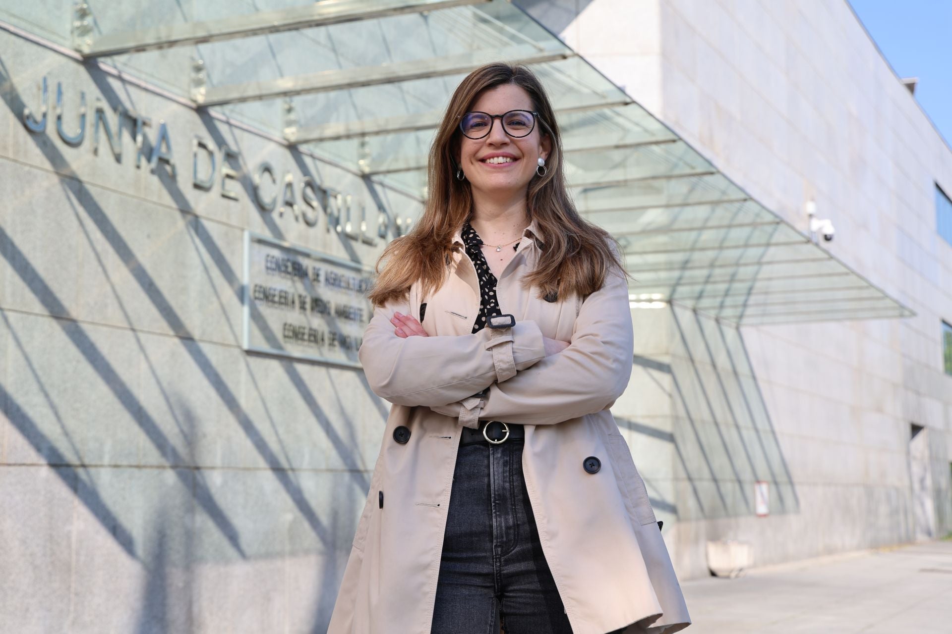 Marta Giménez Sebastián junto a la consejería en la que trabaja.