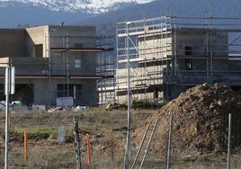 Nuevas viviendas en construcción en la expansión urbanística de Palazuelos de Eresma, en Segovia.