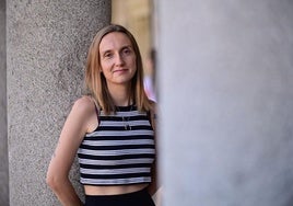 La escritora Andrea Longarela en una presentación de una de sus novelas en 2023.