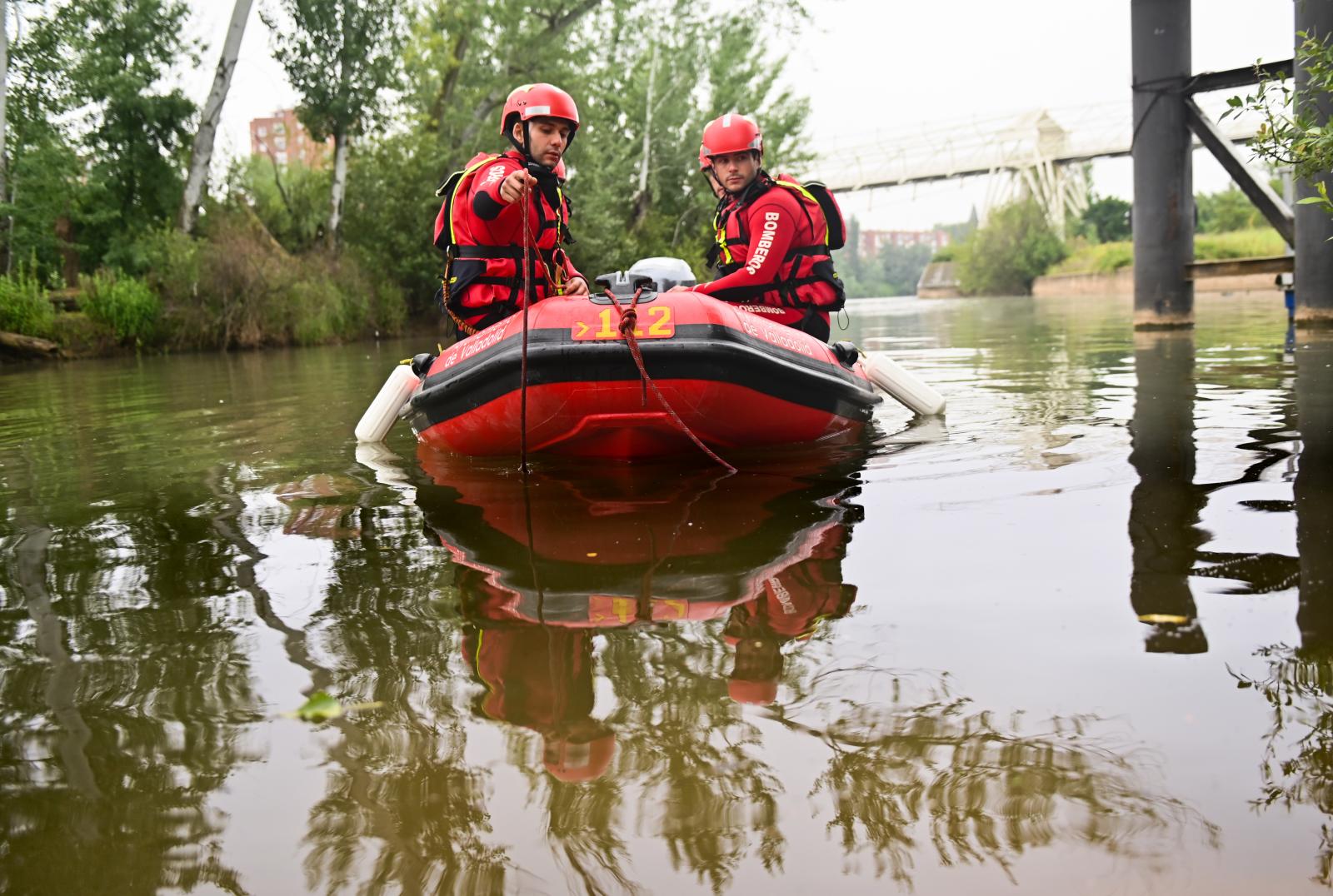 Bomberos del Ayuntamiento de Valladolid durante un entrenamiento del área de Salvamento Acuático, en el embarcadero del Museo de la Ciencia.
