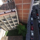 Solar de Felipe II frente a las Teresianas con la parte trasera del edificio de San Blas que se demolerá.