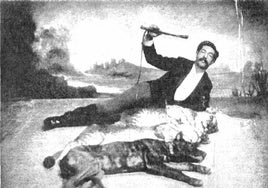 El domador Félix Malleu en una actuación con un león y un perro en 1896.