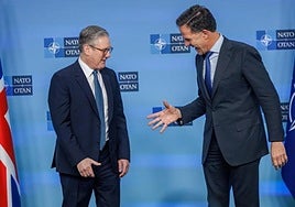 Keir Starmer (i) con el secretario general de la OTAN, Mark Rutte, el pasado febrero.