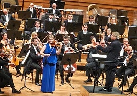 Alina Ibragimova junto al director Thierry Fischer y músicos de la OSCyL durante el concierto.