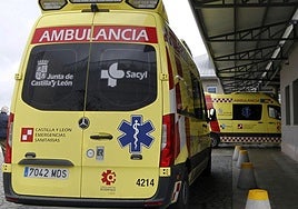 Ambulancias de emergencias de Sacyl en el acceso a Urgencias del Hospital de Segovia.