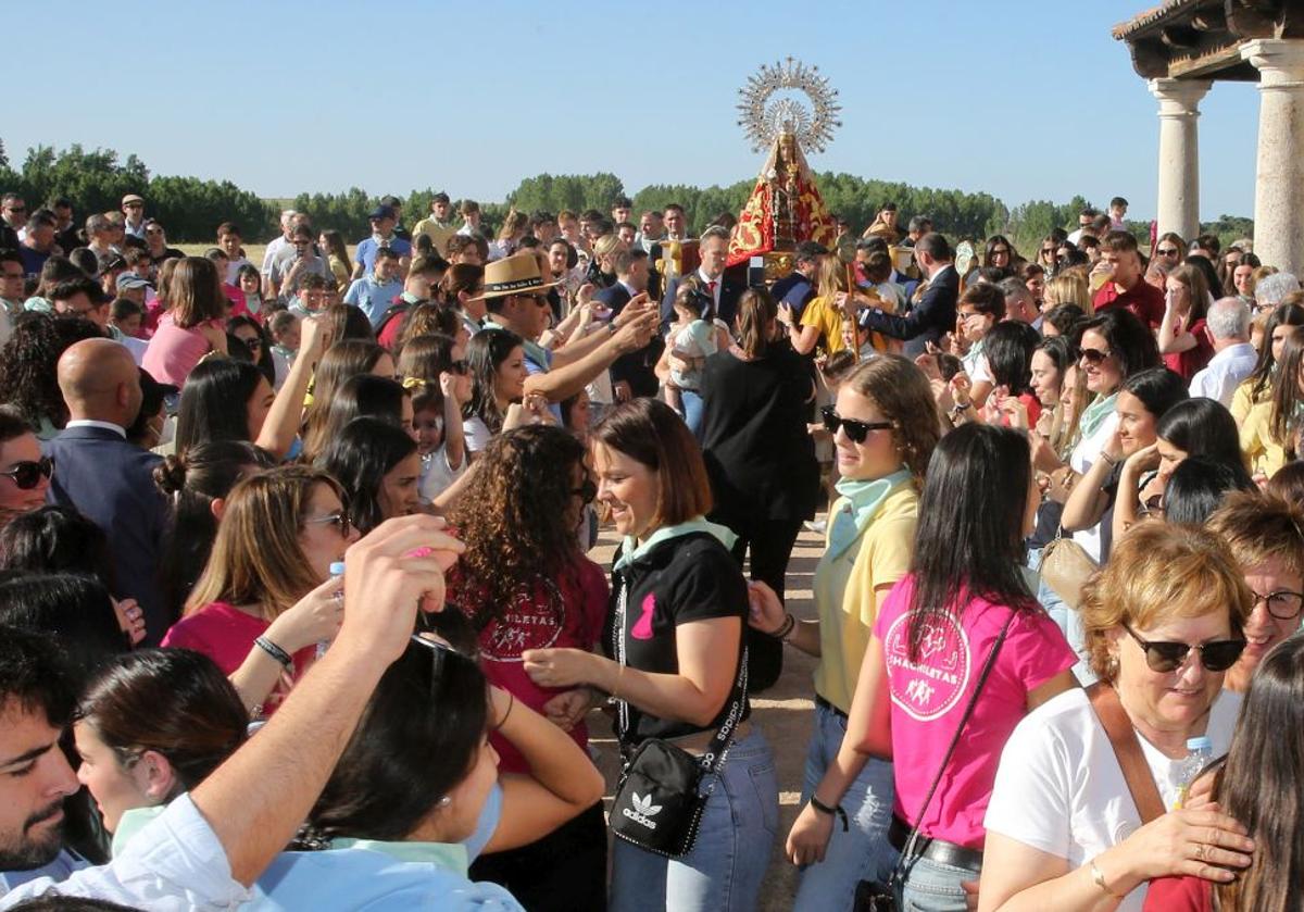 La procesión de la Virgen del Bustar, en Carbonero el Mayor, se abre paso entre los bailes y los aplausos de la multitud.