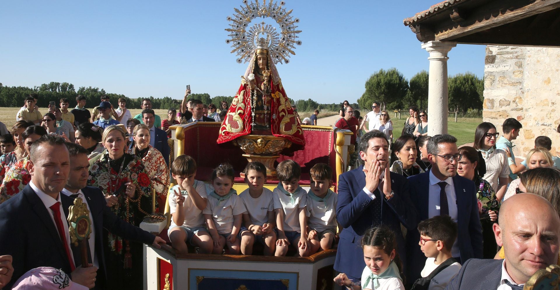 La romería de la Virgen del Bustar, en imágenes