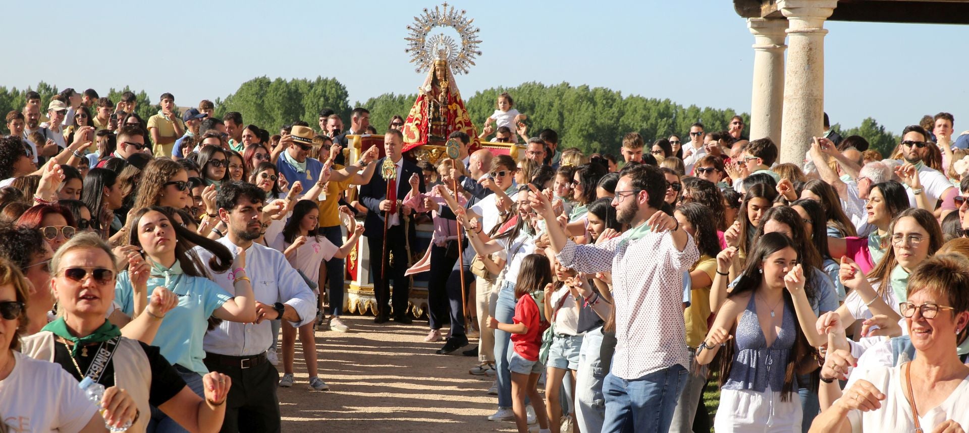 La romería de la Virgen del Bustar, en imágenes