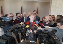 Jorge Buxadé, eurodiputado de Vox, en una rueda de prensa junto a los parlamentarios autonómicos.