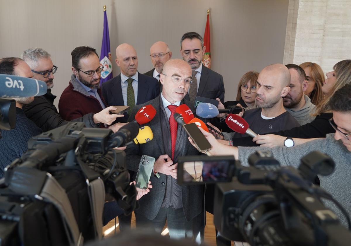 Jorge Buxadé, eurodiputado de Vox, en una rueda de prensa junto a los parlamentarios autonómicos.