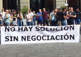 Movilización de funcionarios del Ayuntamiento de Zamora a las puertas del Consistorio.