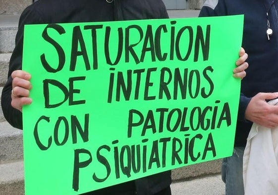 Cartel en una protesta de funcionarios de la cárcel de Segovia sobre la cantidad de presos con problemas psiquiátricos.