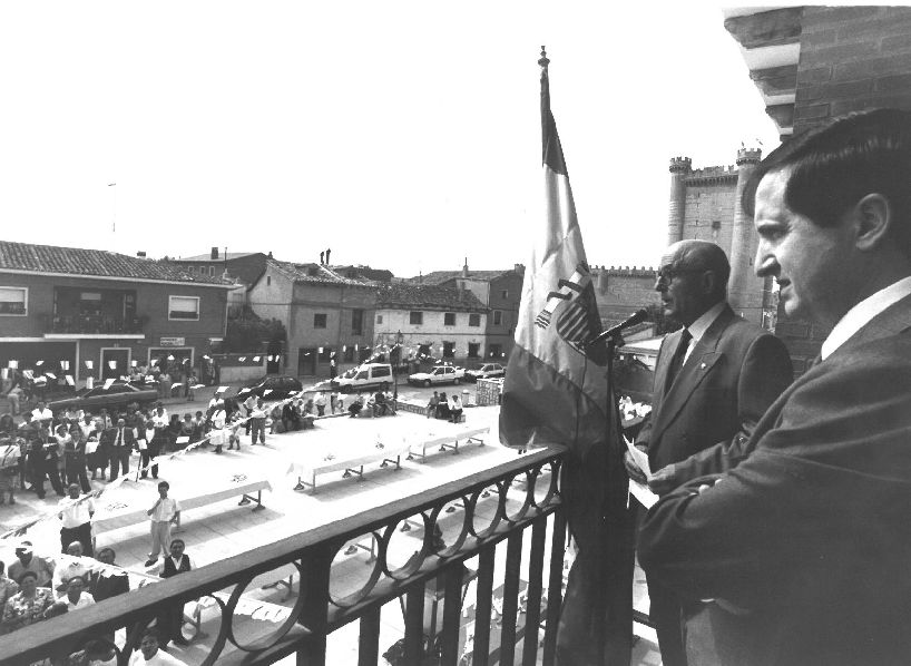 El alcalde de Fuensaldaña, Pío Gómez, y el presidente de la Junta de Castilla y León, Juan José Lucas, en la inauguración de la Casa Consistorial. 16 de septiembre de 1992.