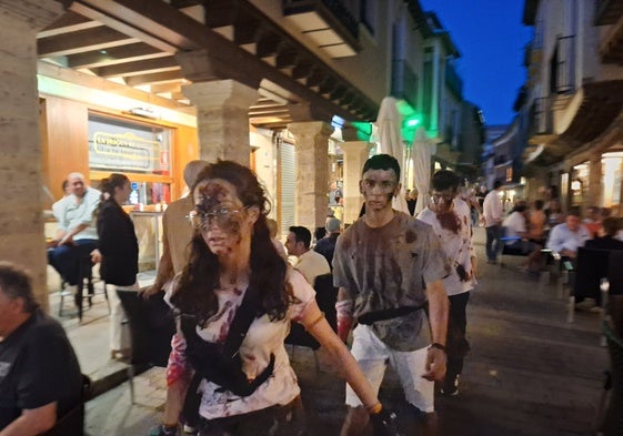 Los zombis irrumpieron con terrorífico impacto entre las mesas de las terrazas de la calle Mayor
