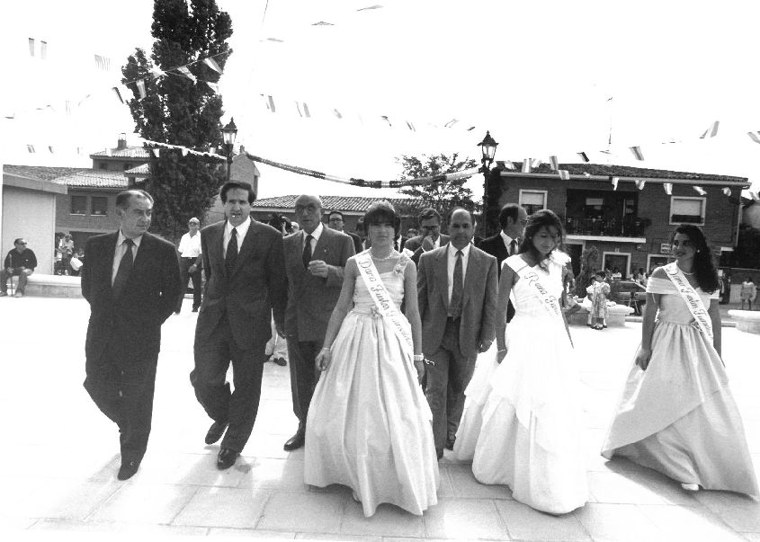 Las autoridades y las reinas de las fiestas en la inauguración del Ayuntamiento. 16 de septiembre de 1992.