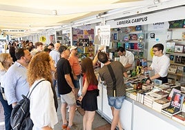 Lectores en las casetas de la Feria del Libro, a media mañana del domingo