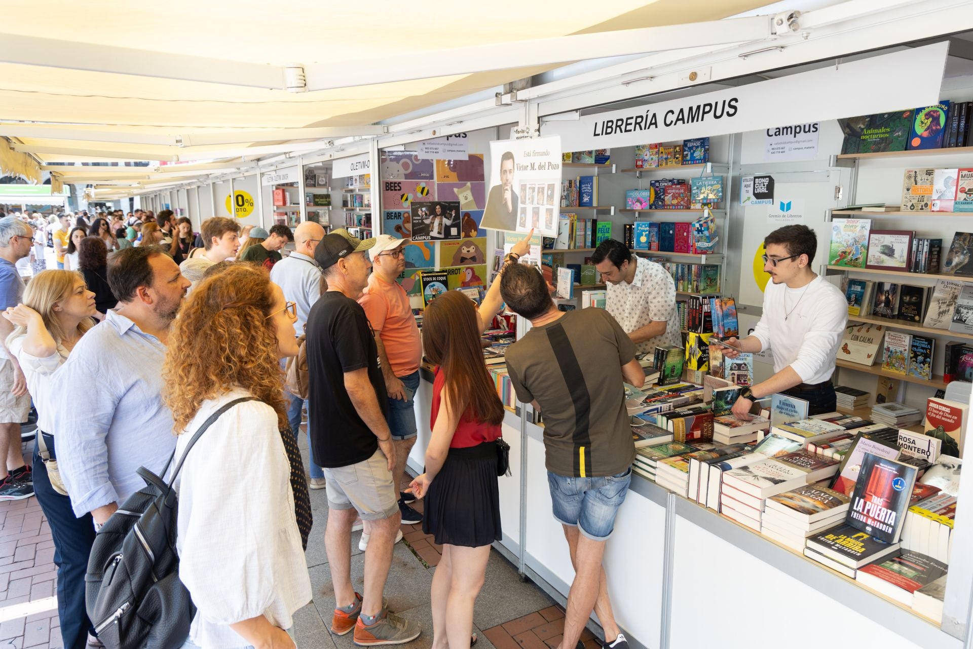 Lectores en las casetas de la Feria del Libro, a media mañana del domingo