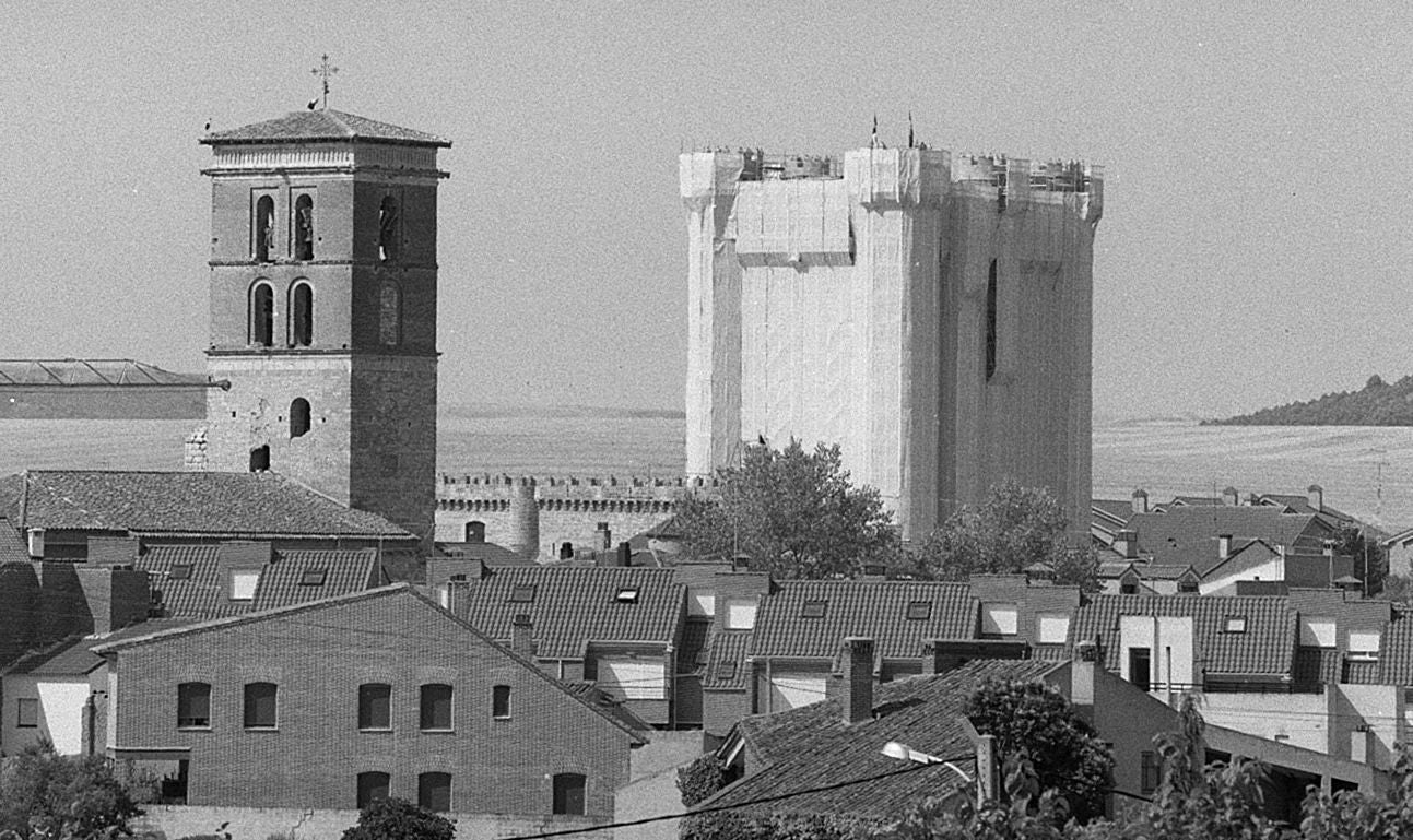 El castillo de Fuensaldaña, en obras. 11 de agosto de 1998.