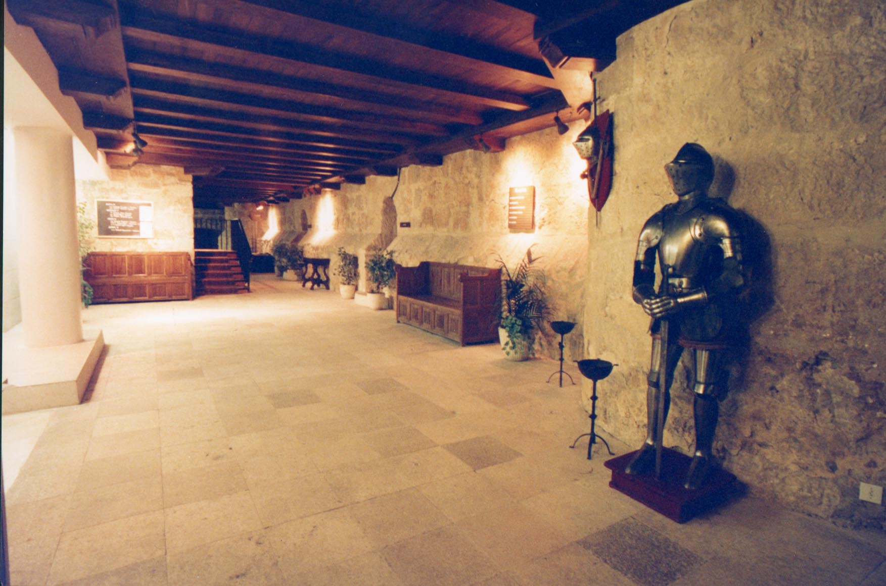 Uno de los pasillos de las Cortes de Castilla y León cuando su sede se encontraba en el castillo de Fuensaldaña. Foto publicada en 2008.