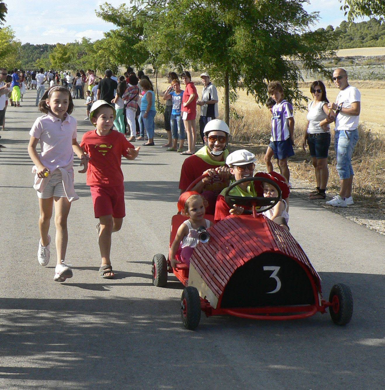 Jessica y Beltrán participaron con su auto rojo en la exhibición de autos locos de las fiestas de Fuensaldaña. 16 de septiembre de 2011.