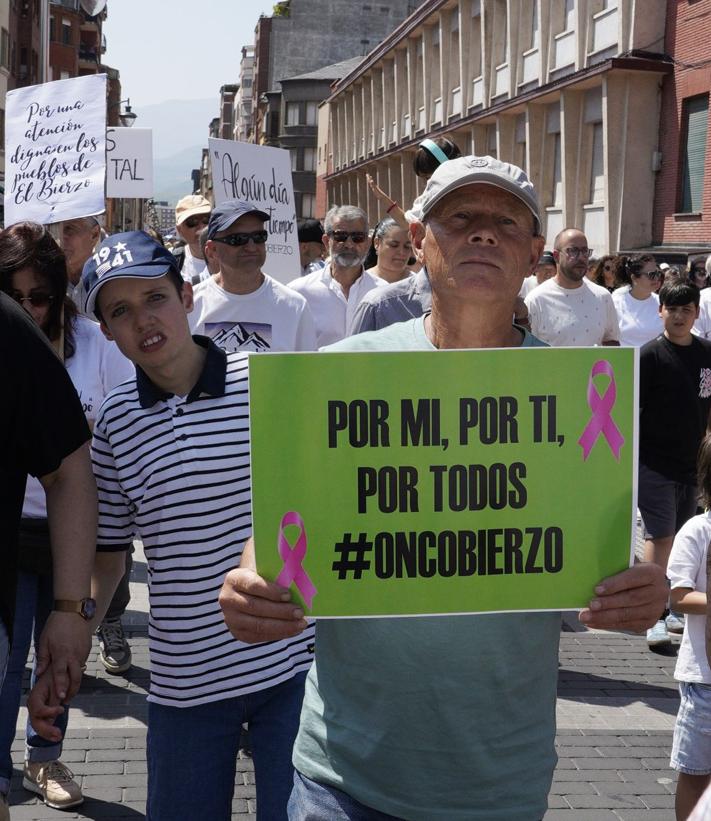 Imagen secundaria 2 - Tres momentos de la manifestación para exigir a la Junta recursos sanitarios en El Bierzo.