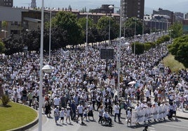 Cabeza de la manifestación con la oleada de participantes tras la pancarta.