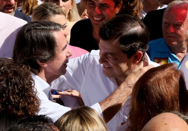 Efusivo saludo entre Mañueco y José María Aznar.
