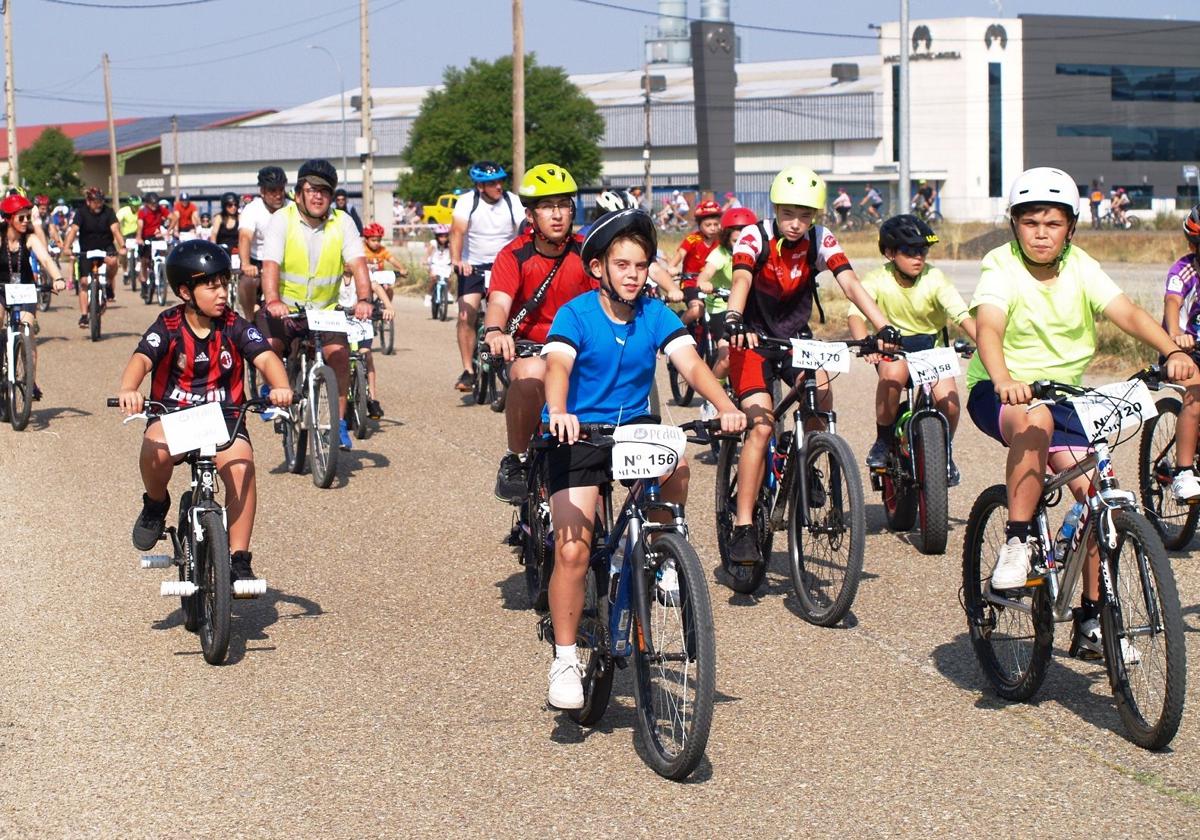 Íscar reúne a doscientos ciclistas en el Día del Pedal