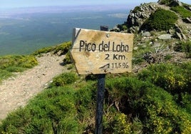 Señalización que indica la distancia y el desnivel al Pico del Lobo, en La Pinilla, lugar objeto de la polémica.