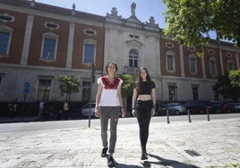 Paloma Tejero y Gracia Gutiérrez frente al colegio San José, en el que ambas se han formado