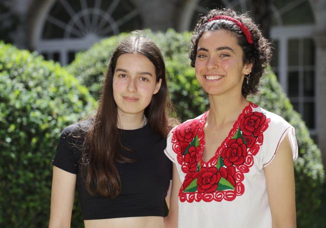 Gracia Gutiérrez y Paloma Tejero en el claustro del colegio San José
