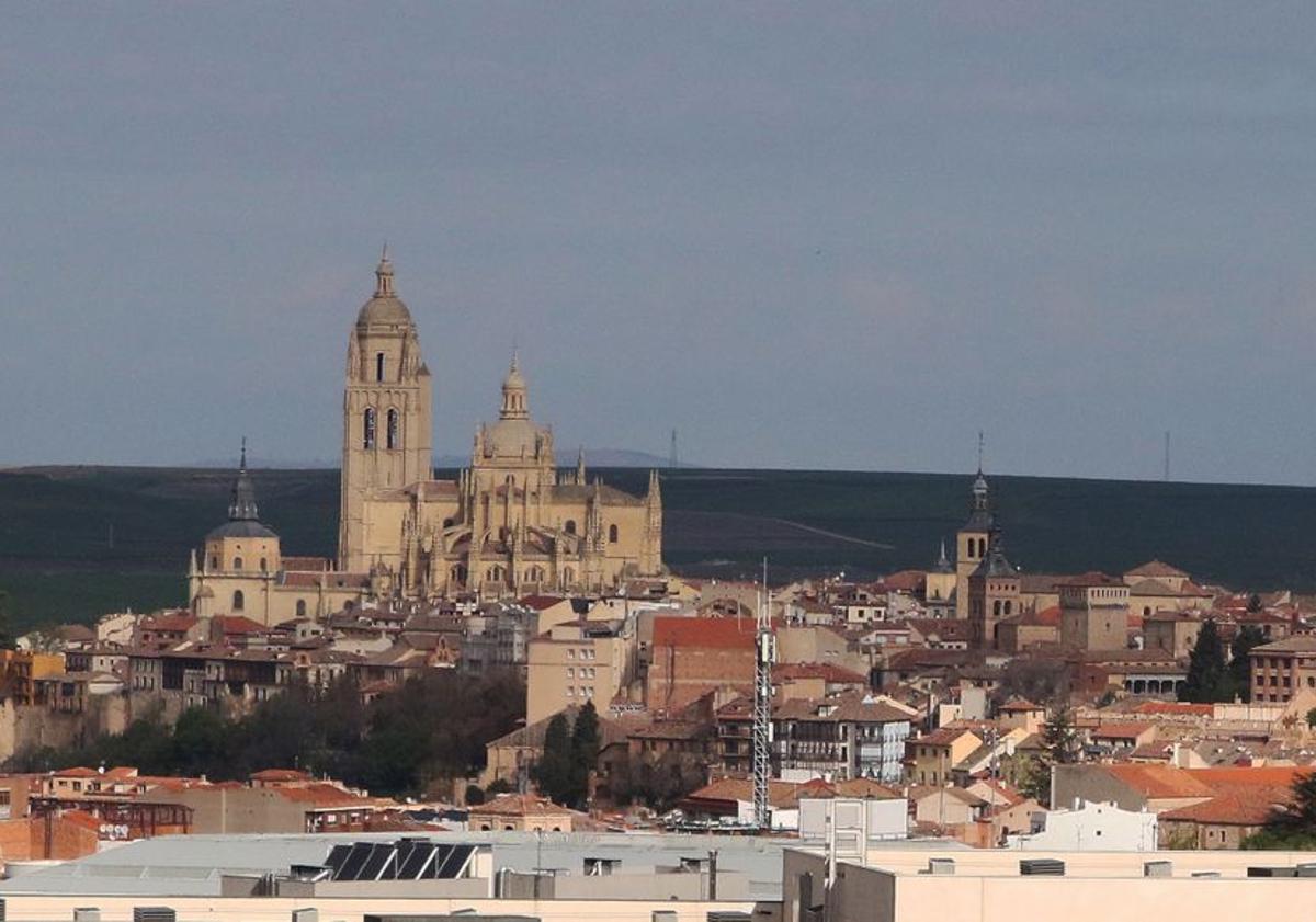 Imagen principal - Vistas del casco antiguo de la ciudad y de las dos entradas propuestas para el túnel.