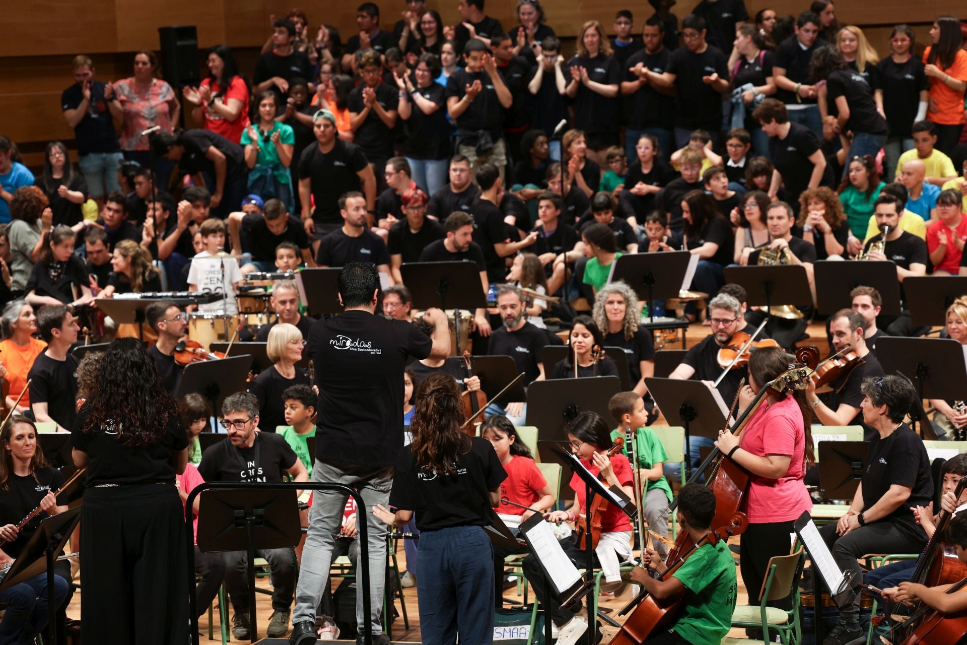 Músicos de la Sinfónica y niños de los tallers del programa 'Miradas'.