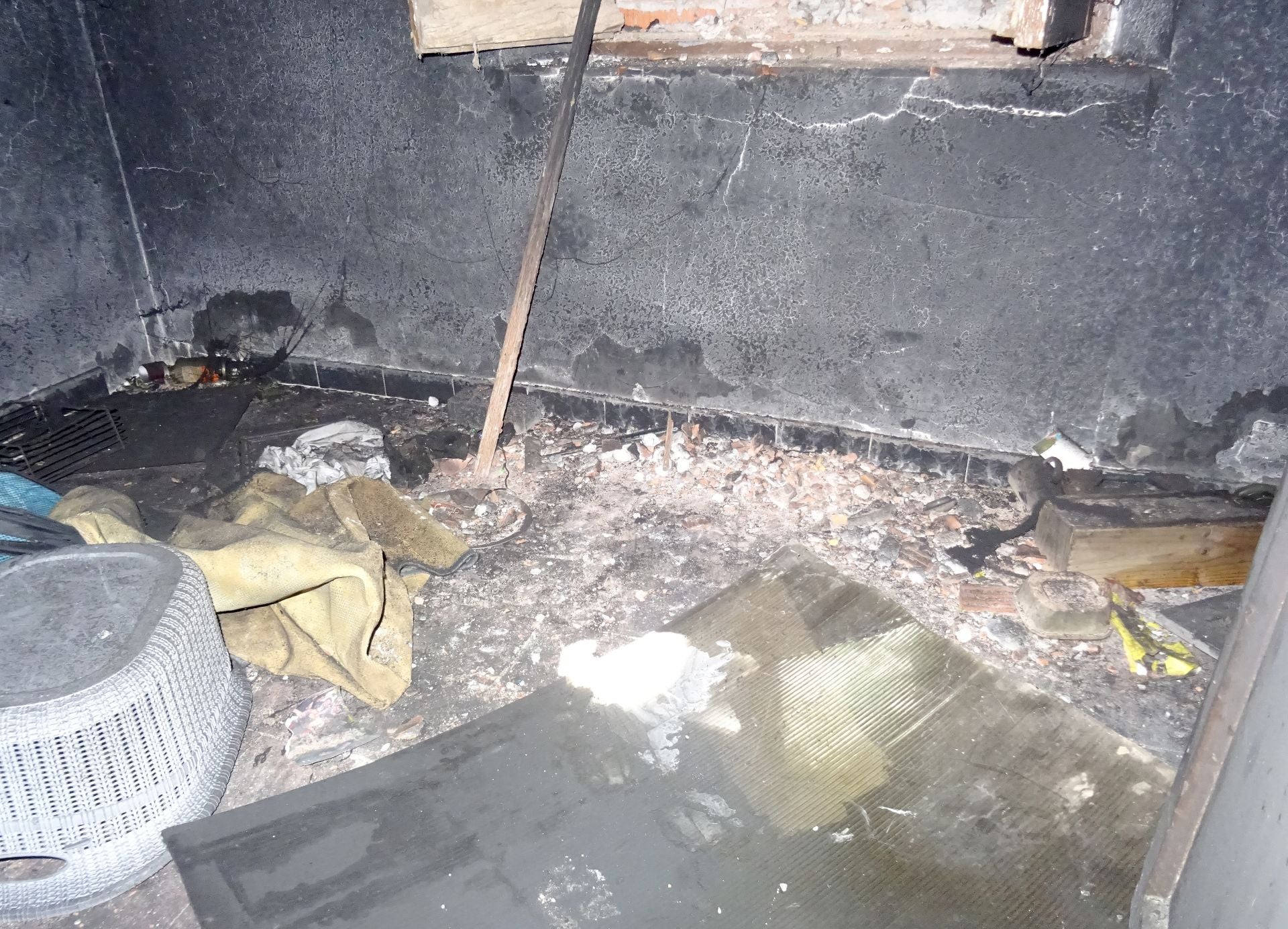Las imágenes de la casa devorada por las llamas en San Cristóbal
