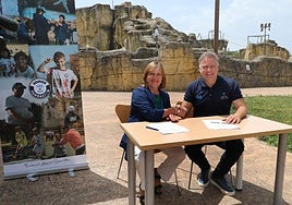 El director de la Fundación Eusebio Sacristán y la presidenta de la Asociación contra el Cáncer en Palencia sellan su compromiso en La Roca, este lunes.