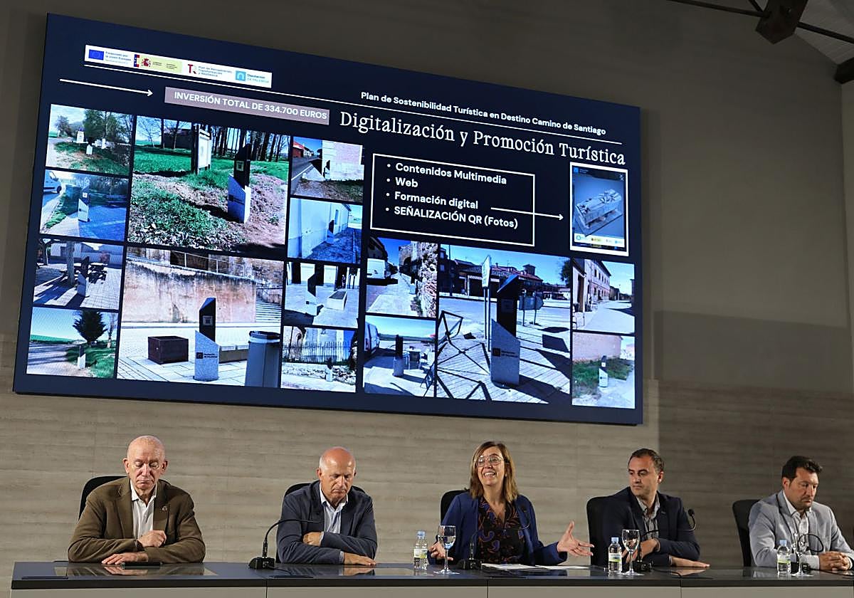 Ángeles Armisén, entre Javier Villafruela, Urbano Alonso, Miguel Abia y Eduardo Tejido, con una proyección de hitos turísticos en el Camino.