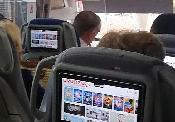 Viajeros subidos en un autobús de Avanza durante un trayecto.