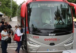 Un autobús de Avanza de la línea Segovia-Madrid recoge pasajeros en una parada en la ciudad.