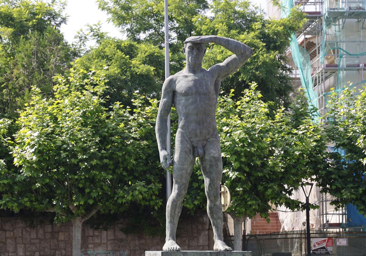 El monumental 'Campesino ibérico', de 4,5 metros, al inicio de la avenida de Asturias.