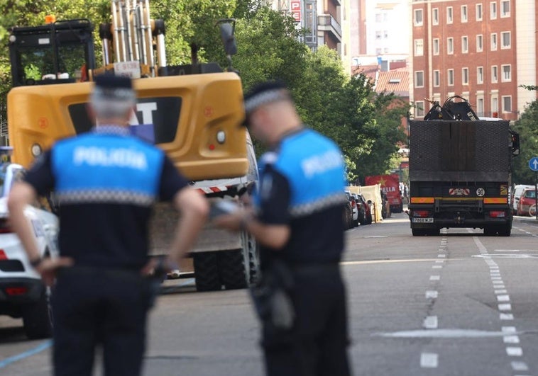 Dos agentes de policía, en uno de los extremos de la calle Gamazo.