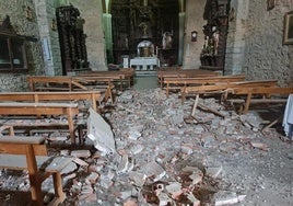 Imagen de los escombros caídos al desplomarse parte de la cubierta de la iglesia parroquial de Arganza.