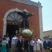 Salida de la procesión de San Francisco en La Parrilla.