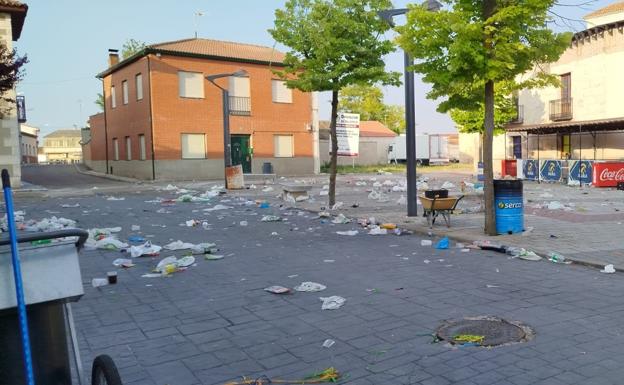 Restos de basura tras la verbena del sábado.